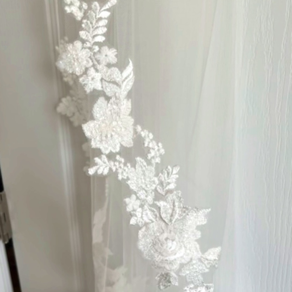 Bel Aire Bridal Veil, Fingertip Length - Picture 2 of 3